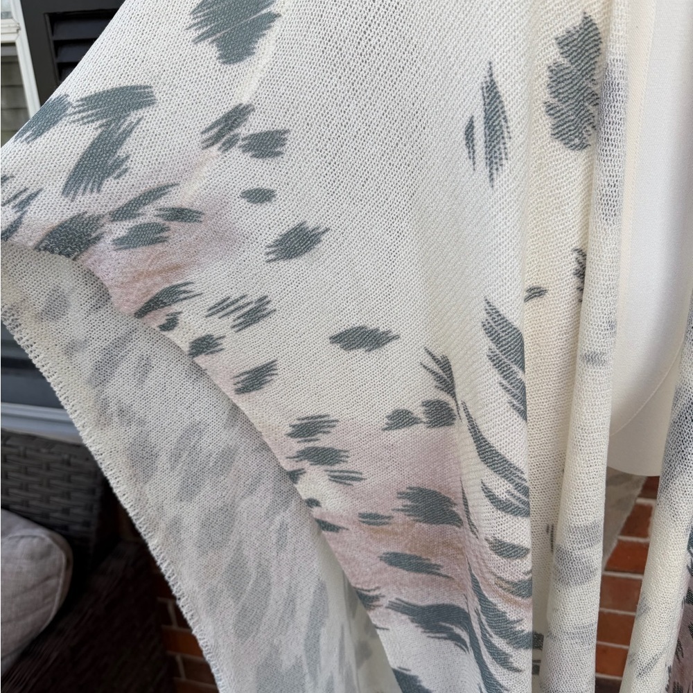 Lightweight Cream and Gray Floral Kimono With Fringe Details - Picture 3 of 4